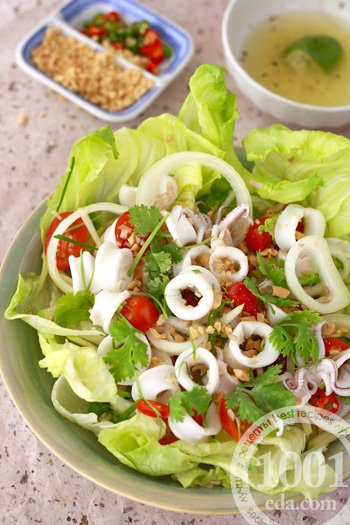 Как приготовить салат из кальмаров с зеленью и легкой заправкой