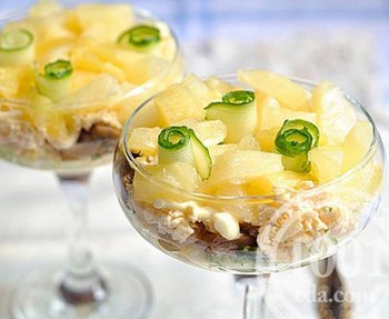 Рецепт салата с ананасами и сельдью