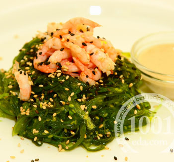 Самый морской салат - креветки плюс водоросли. Остальные компоненты раскрывают и подчеркивают основные вкусы и ароматы.