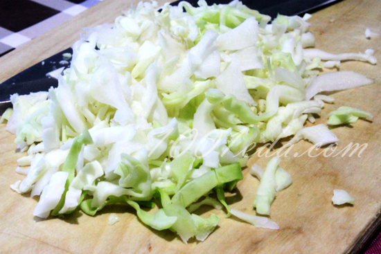 Салат из капусты с огурцом и сметаной