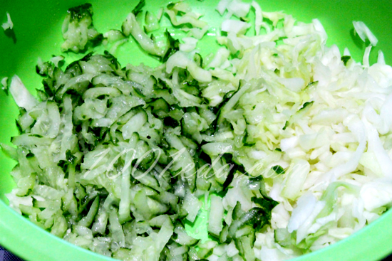 Салат из капусты с огурцом и сметаной