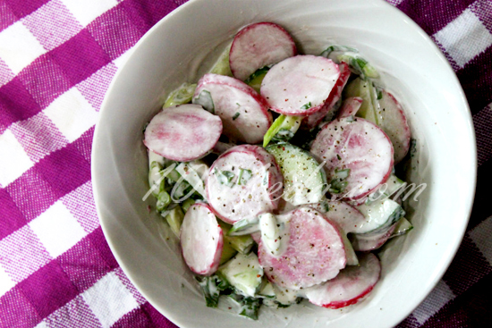 Весенний салат с редисом и огурцами