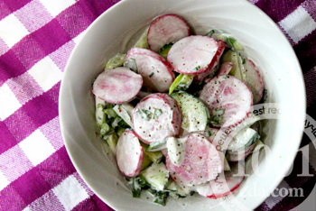 Весенний салат с редисом и огурцами