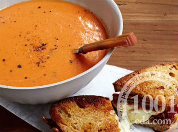 Итальянским суп с запеченным чесноком и томатами