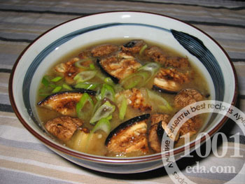 Мисо-суп с жареными баклажанами и грибами