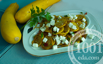 Летний салат с сербской брынзой и цуккини, рецепт с фото