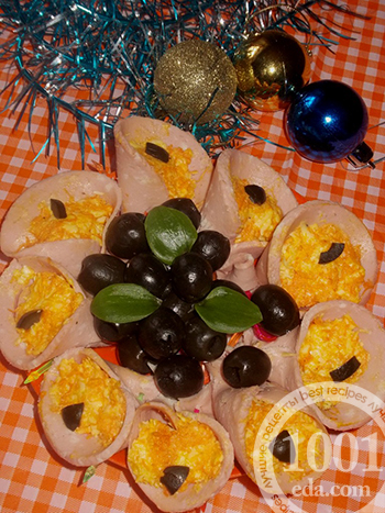 Рецепт новогоднего салата-закуски из колбасы
