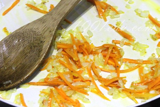 Макароны с жареными луком и морковью