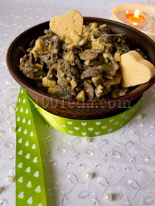 Салат Валентинка - куриные сердечки с грибами и сыром