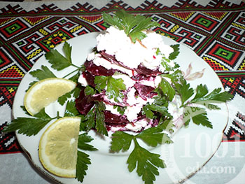 Витаминный экономный салат со свеклой