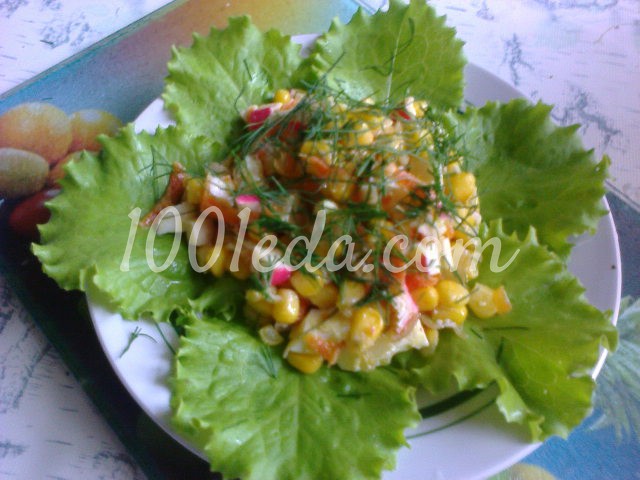 Простой салат из крабовых палочек с кукурузой.