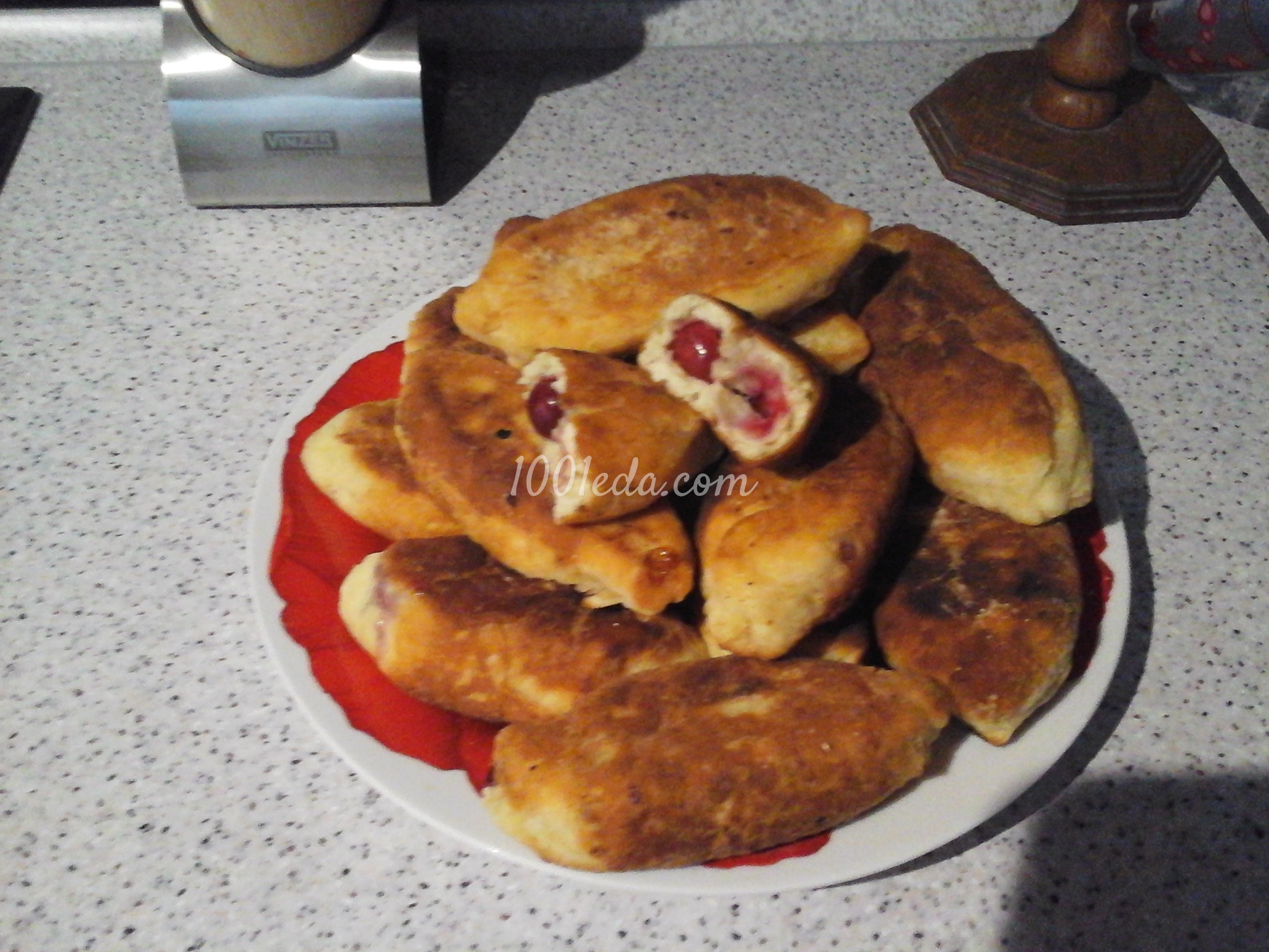 Жареные пирожки с вишней