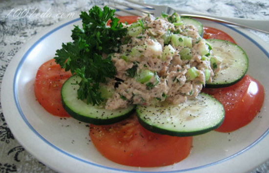 Простой салат из тунца с петрушкой 