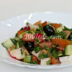 Овощной салат с зеленью и маслинами