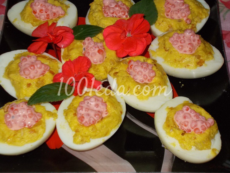 Фаршированные яйца с икрой и майонезом: рецепт с пошаговым фото