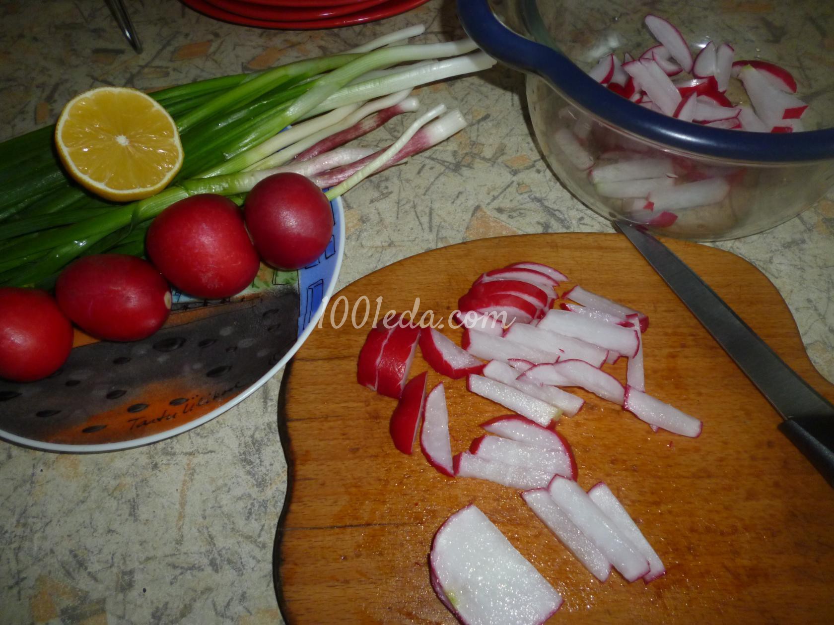 Ароматный весенний салатик с редиской и молодым чесноком: рецепт с пошаговым фото - Шаг №1
