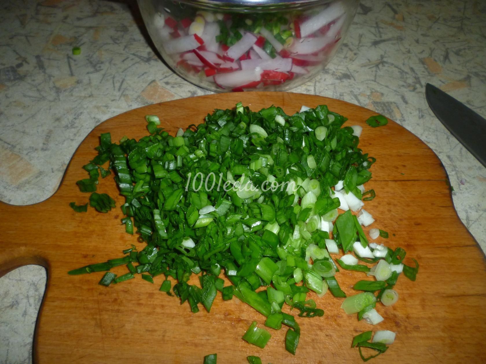 Ароматный весенний салатик с редиской и молодым чесноком: рецепт с пошаговым фото - Шаг №2