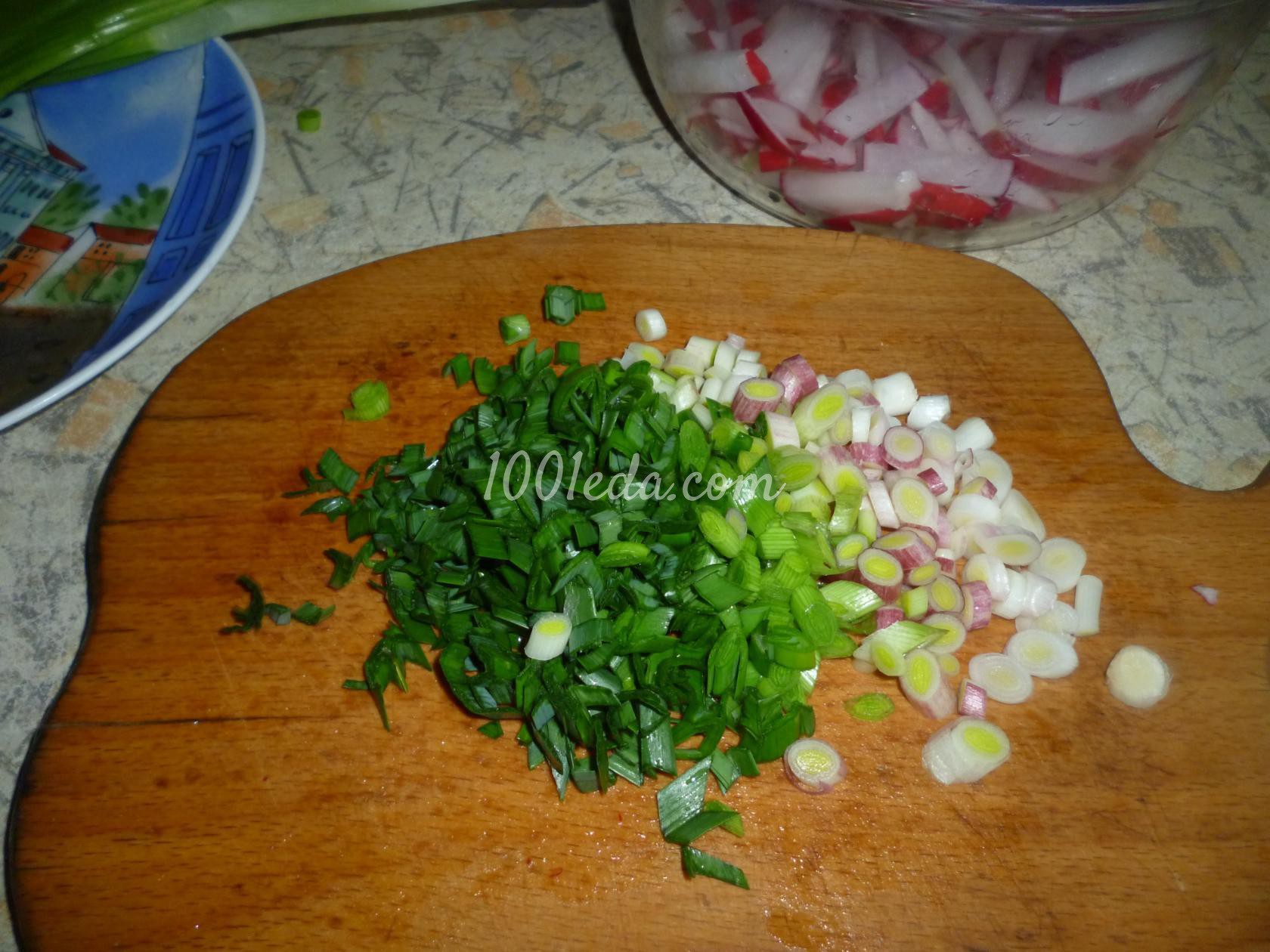 Ароматный весенний салатик с редиской и молодым чесноком: рецепт с пошаговым фото - Шаг №3