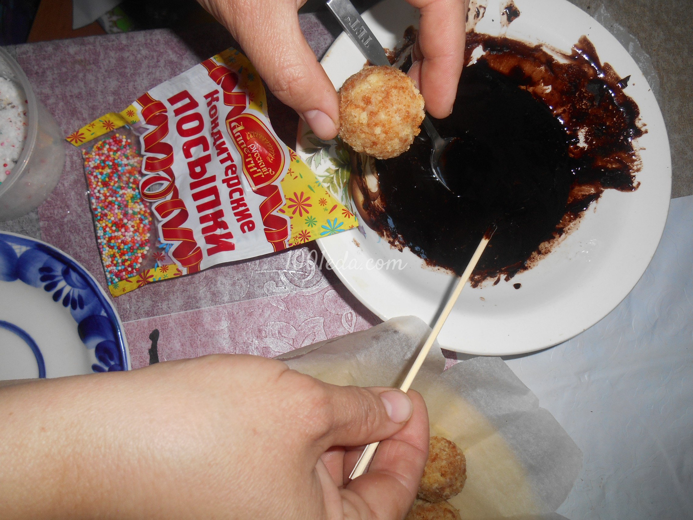 Бисквитный кейк-попс для детей: рецепт с пошаговым фото - Шаг №10