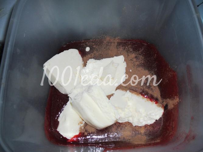 Бисквитный рулет с ягодным масляным кремом: рецепт с пошаговым фото - Шаг №17