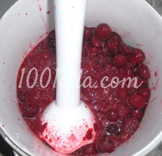 Бисквитный рулет с ягодным масляным кремом: рецепт с пошаговым фото - Шаг №3