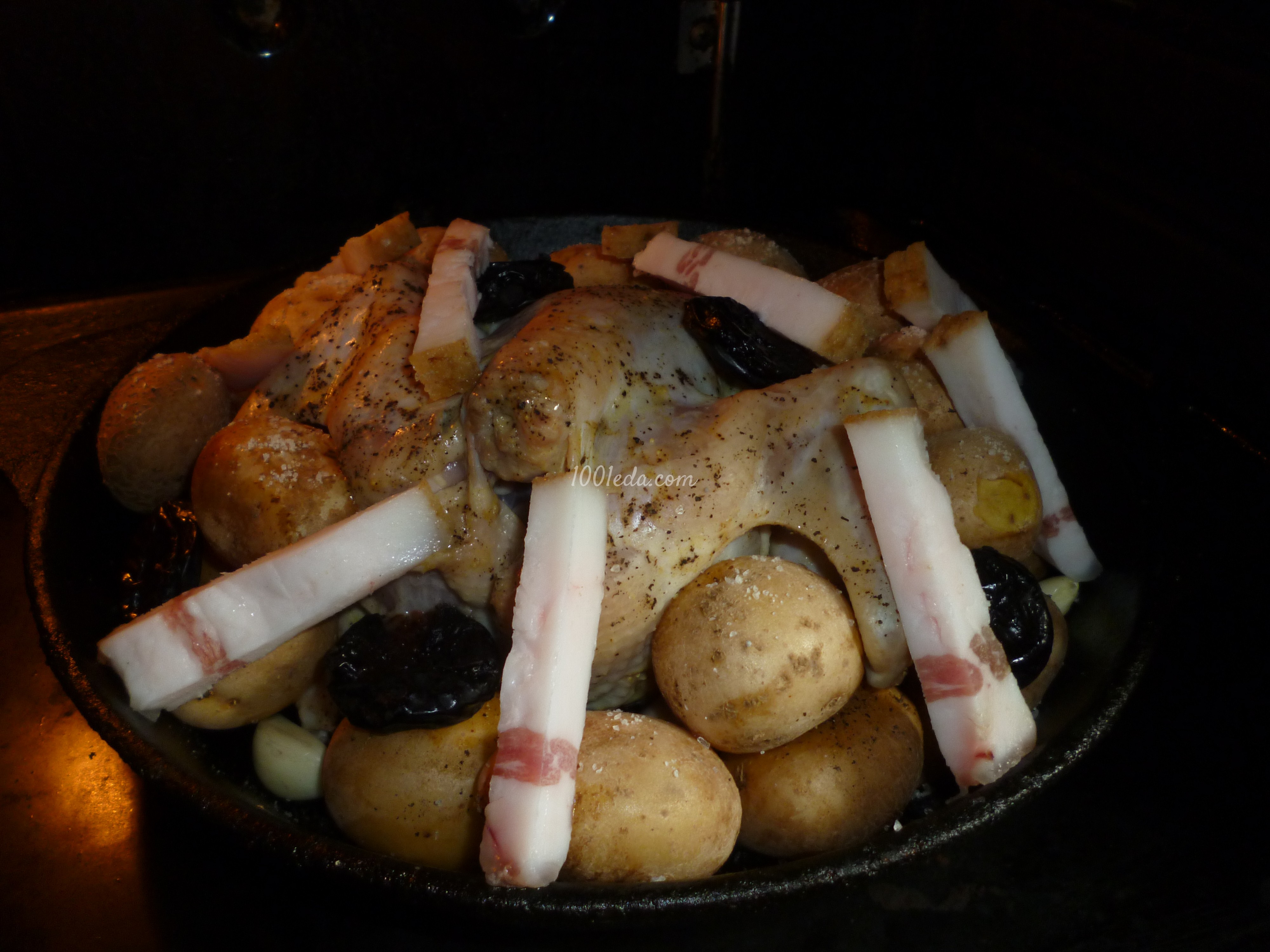 Цыпленок с картошкой и черносливом в духовке: рецепт с пошаговым фото - Шаг №4