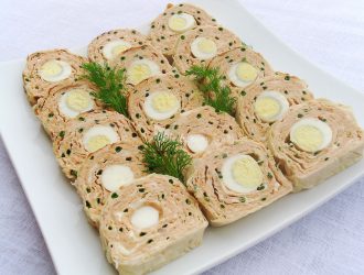 Куриный рулет в лаваше с перепелиными яйцами: рецепт с пошаговым фото