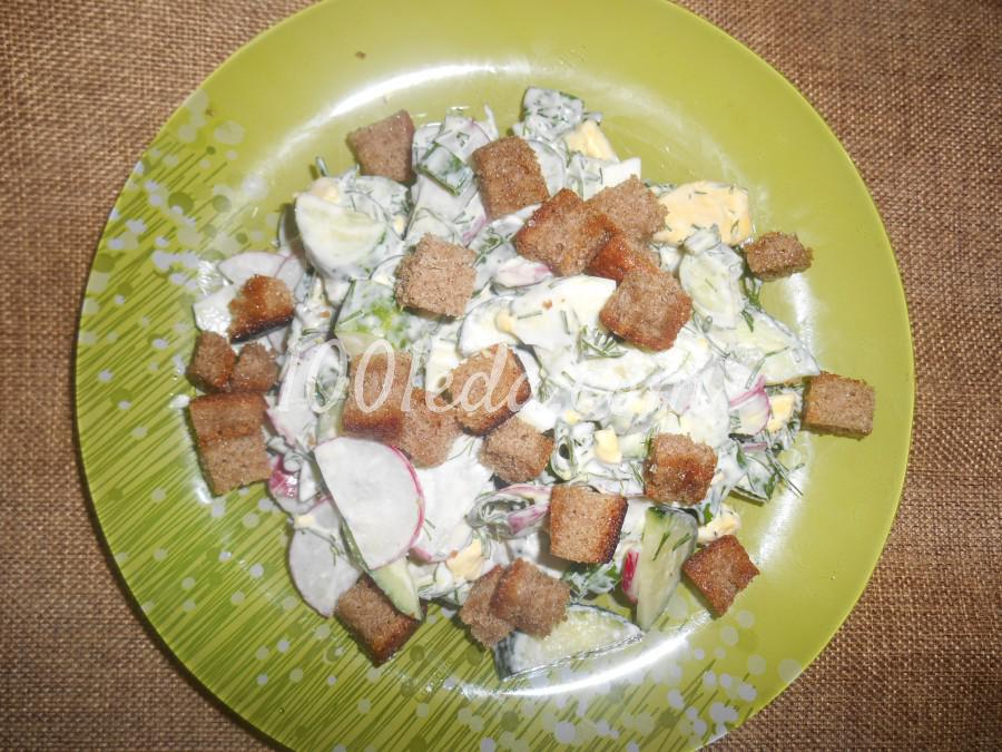 Весенне-летний салат из редиса, огурца и яиц с сухариками