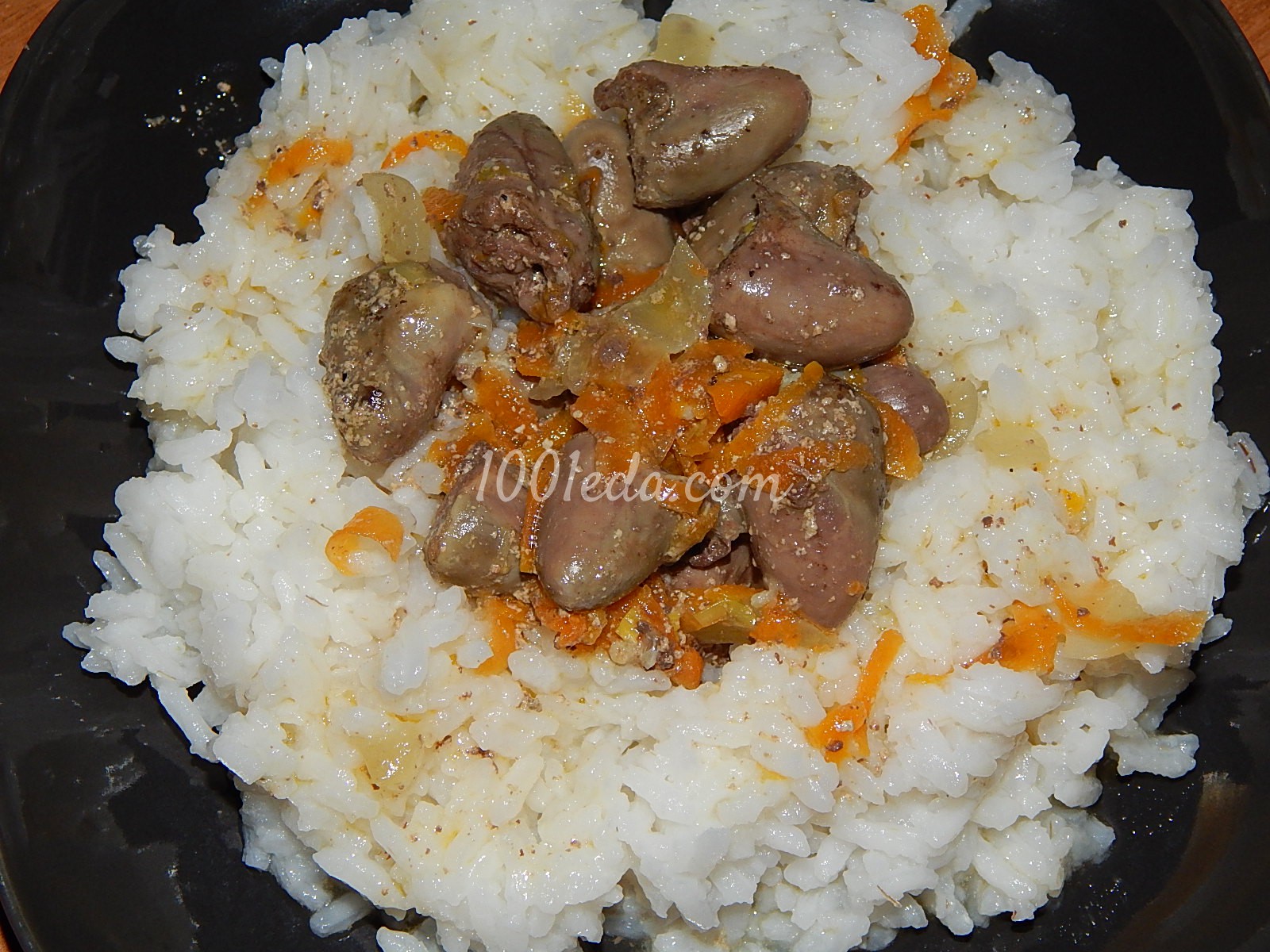 Куриные сердечки в сметанном соусе с рисом