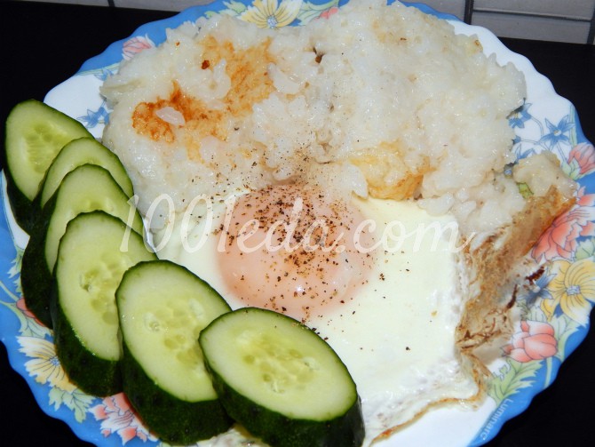 Завтрак для школьника: рисовая каша с яйцом