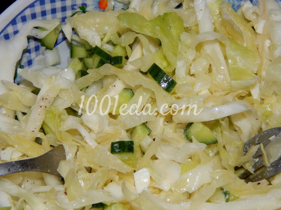 Зеленый салат из капусты и огурца