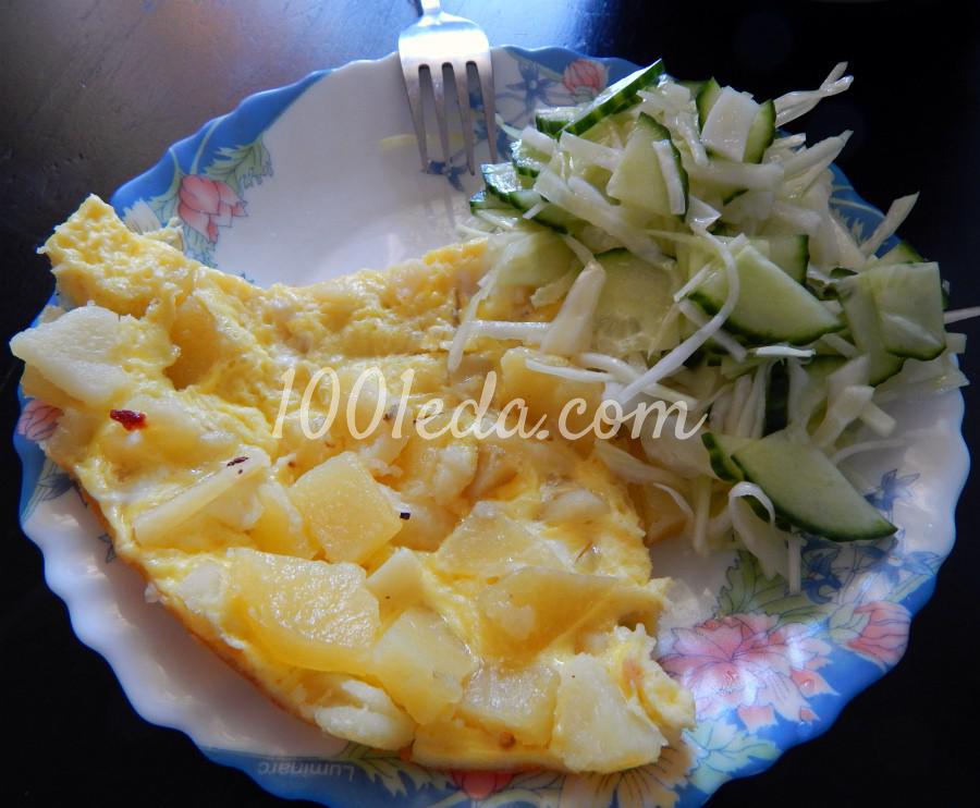 Простая яичница с картофелем на завтрак