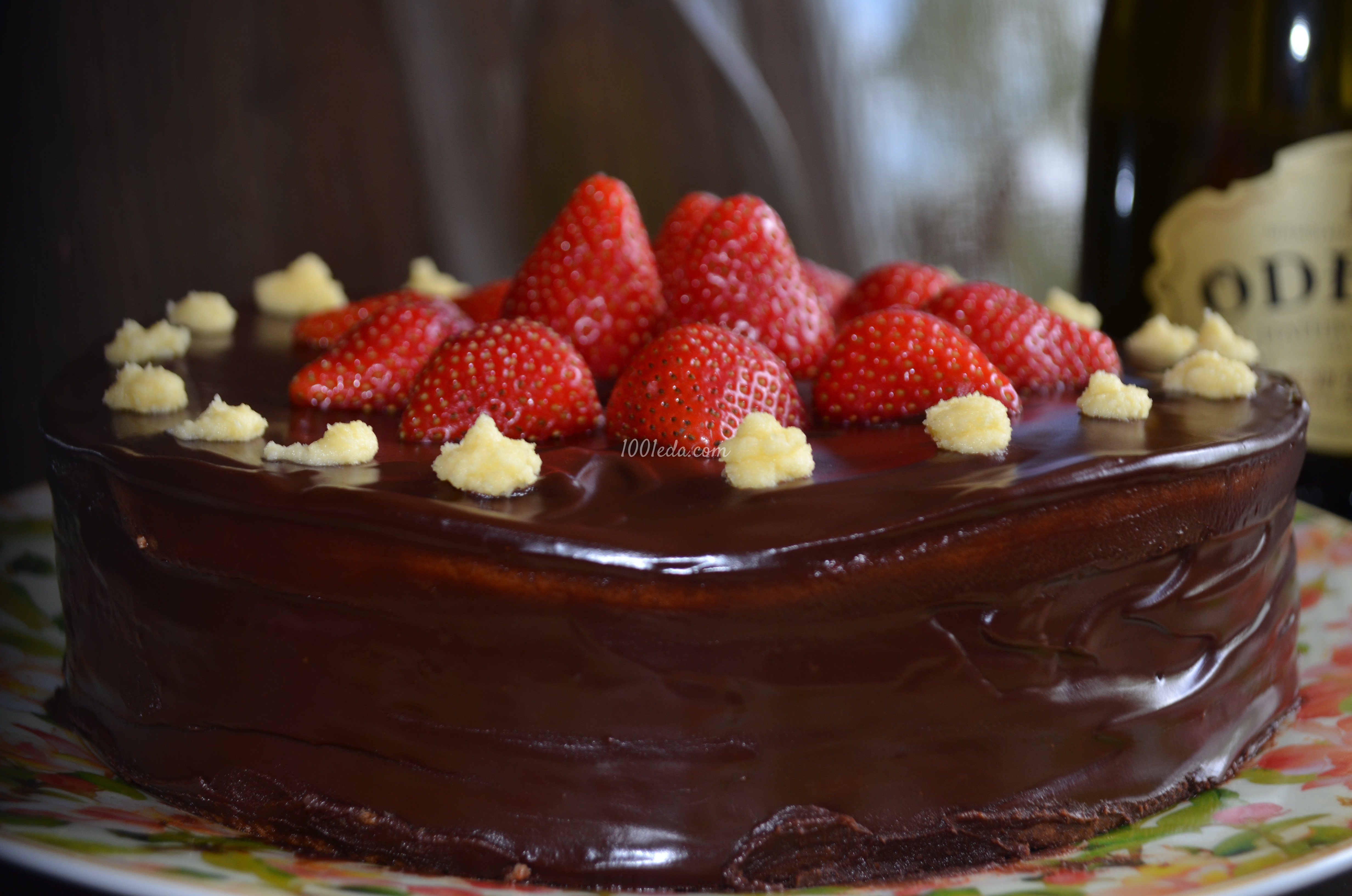Шоколадный торт со сливками и клубникой