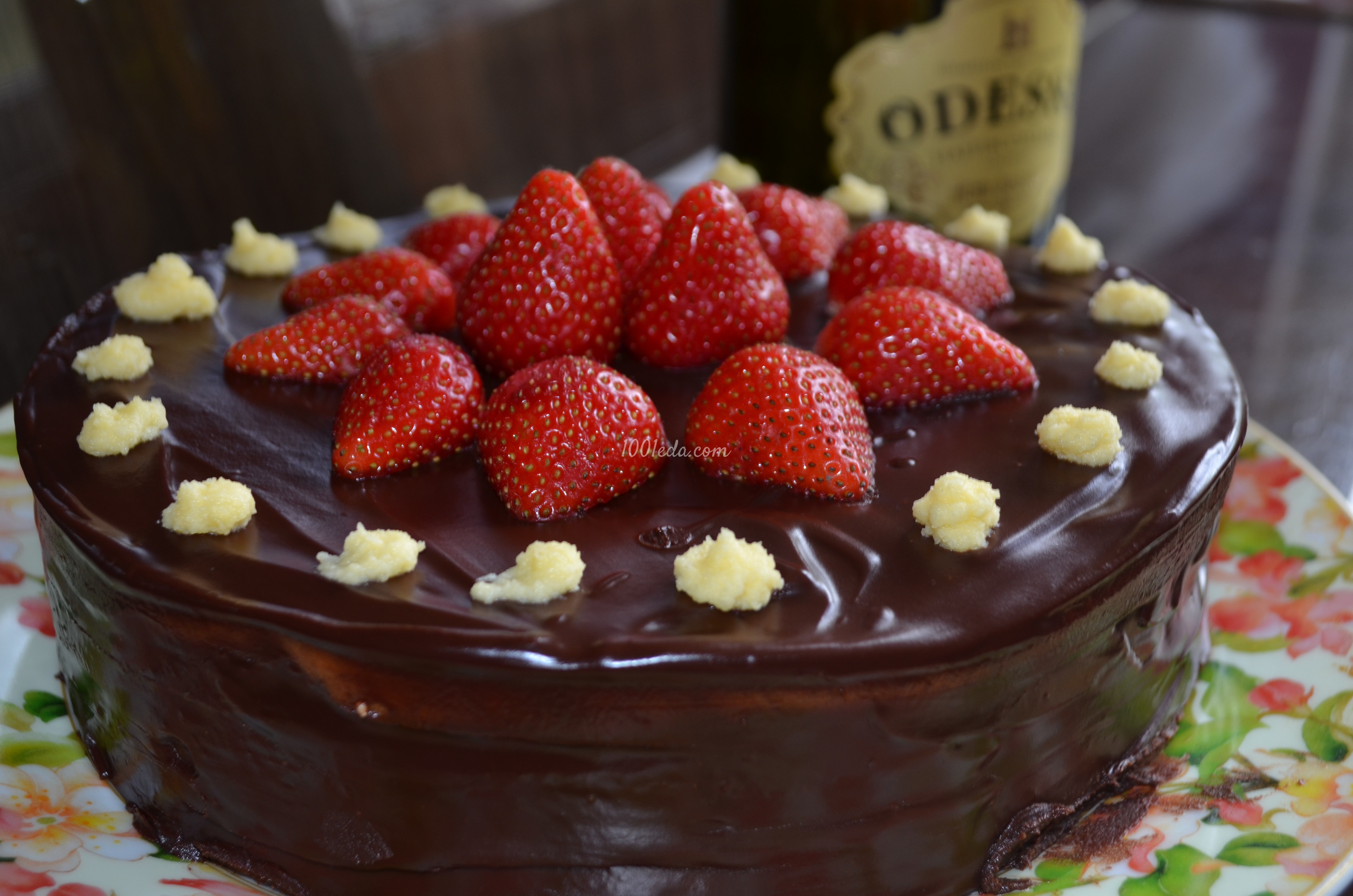Шоколадный торт со сливками и клубникой