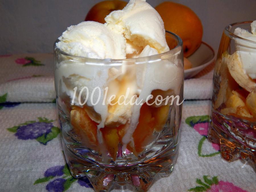 Десерт из мороженого и фруктов для взрослых