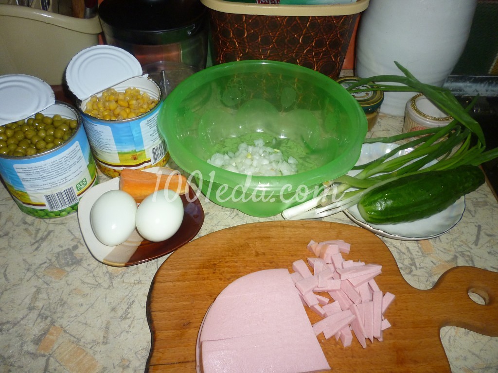 Праздничный доступный салатик с колбасой и кукурузой: рецепт с пошаговым фото - Шаг №1