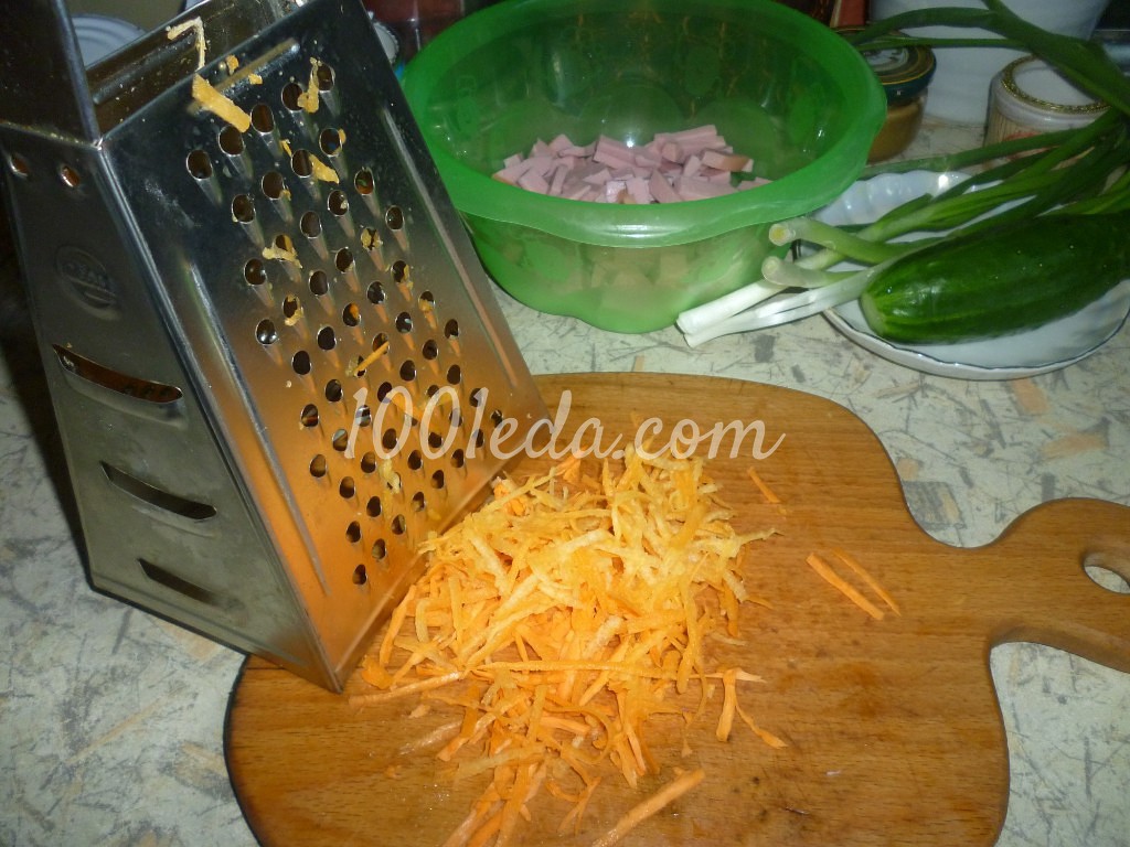 Праздничный доступный салатик с колбасой и кукурузой: рецепт с пошаговым фото - Шаг №2