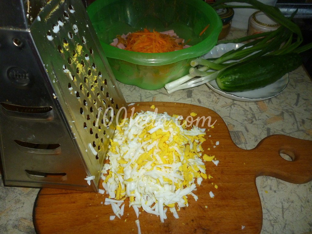 Праздничный доступный салатик с колбасой и кукурузой: рецепт с пошаговым фото - Шаг №3