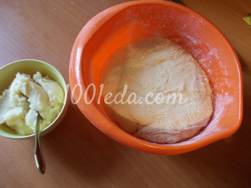 Дрожжевые пирожки с картошкой на тесте с добавлением картофельного пюре - Шаг №7