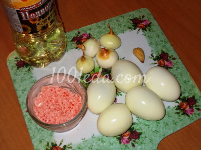 Фаршированные яйца с икрой и майонезом: рецепт с пошаговым фото - Шаг №1