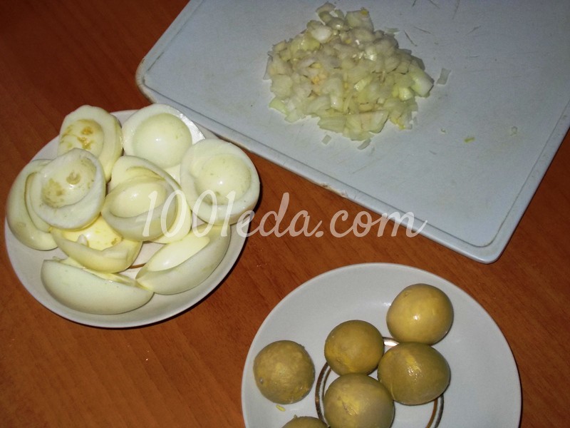 Фаршированные яйца с икрой и майонезом: рецепт с пошаговым фото - Шаг №2
