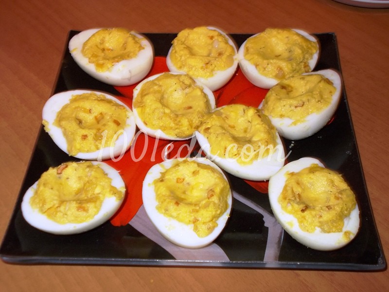 Фаршированные яйца с икрой и майонезом: рецепт с пошаговым фото - Шаг №4