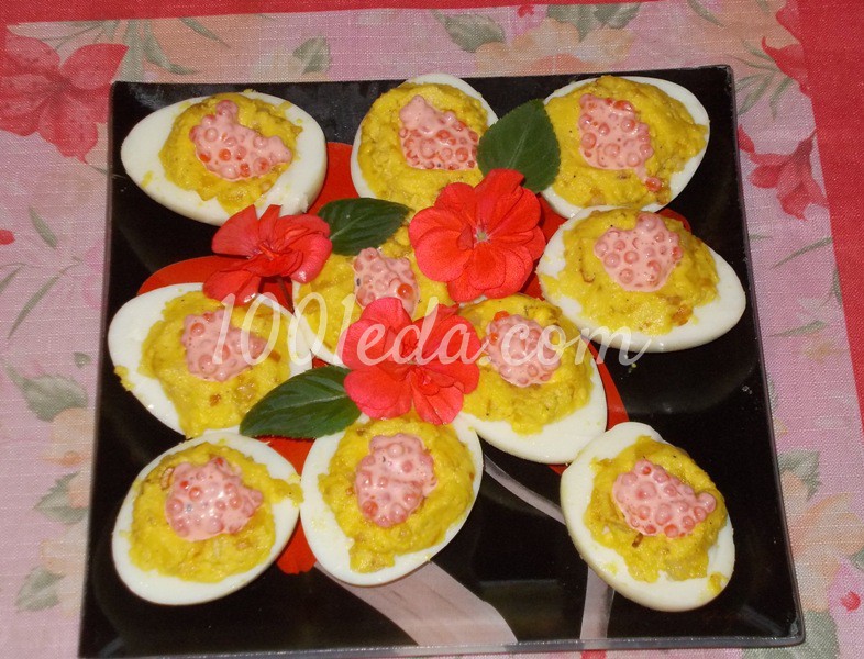 Фаршированные яйца с икрой и майонезом: рецепт с пошаговым фото - Шаг №5