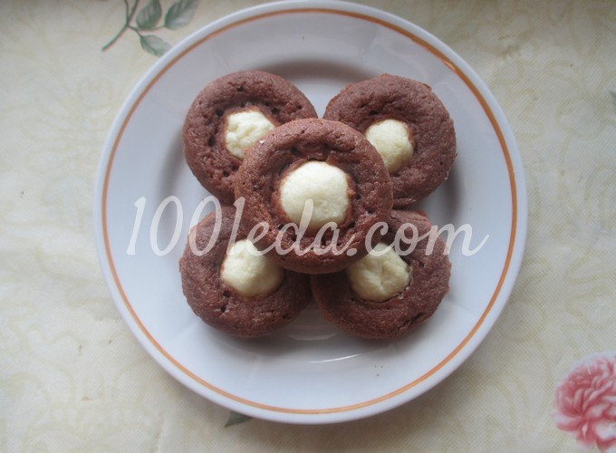 Шоколадные кексы с творожно-кокосовой начинкой