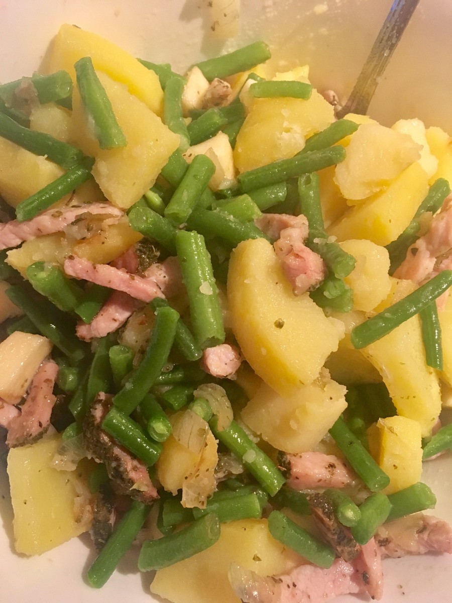 Теплый салат Льежский со спаржевой фасолью и сырокопченым мясом: рецепт с пошаговым фото 
