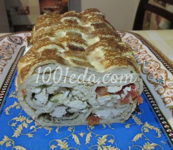 Блинный пирог с курицей, моцареллой и помидорами