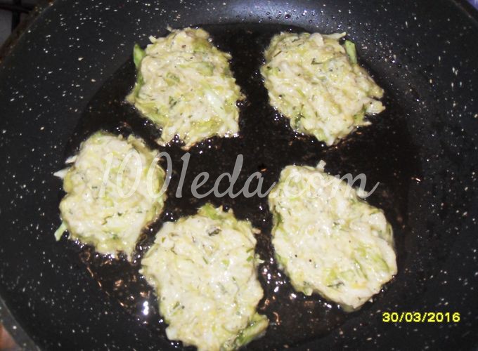 Капустные оладьи с манкой: рецепт с пошаговый фото - Шаг №5