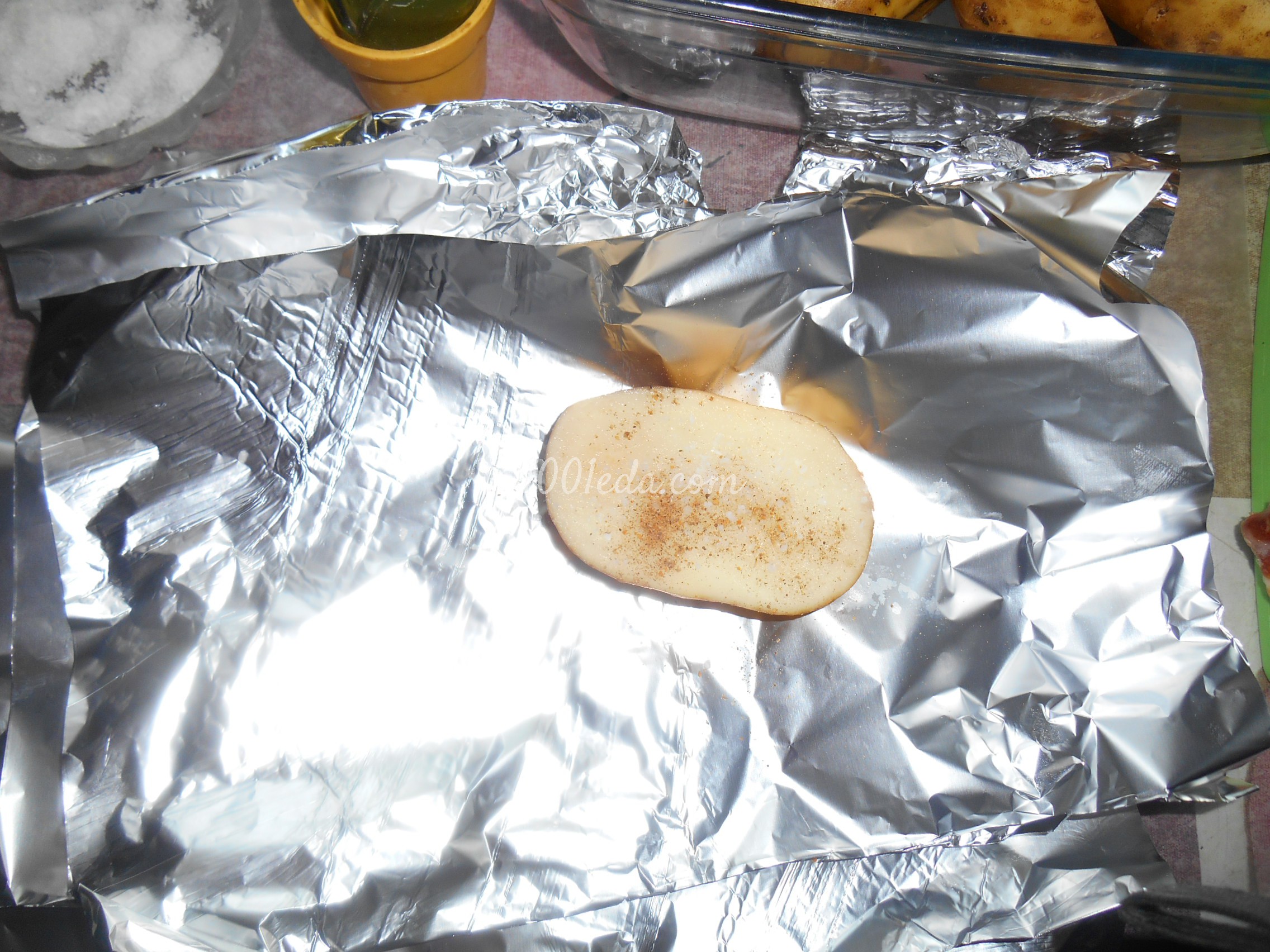 Картофель запечённый в фольге на углях: рецепт с пошаговым фото - Шаг №4