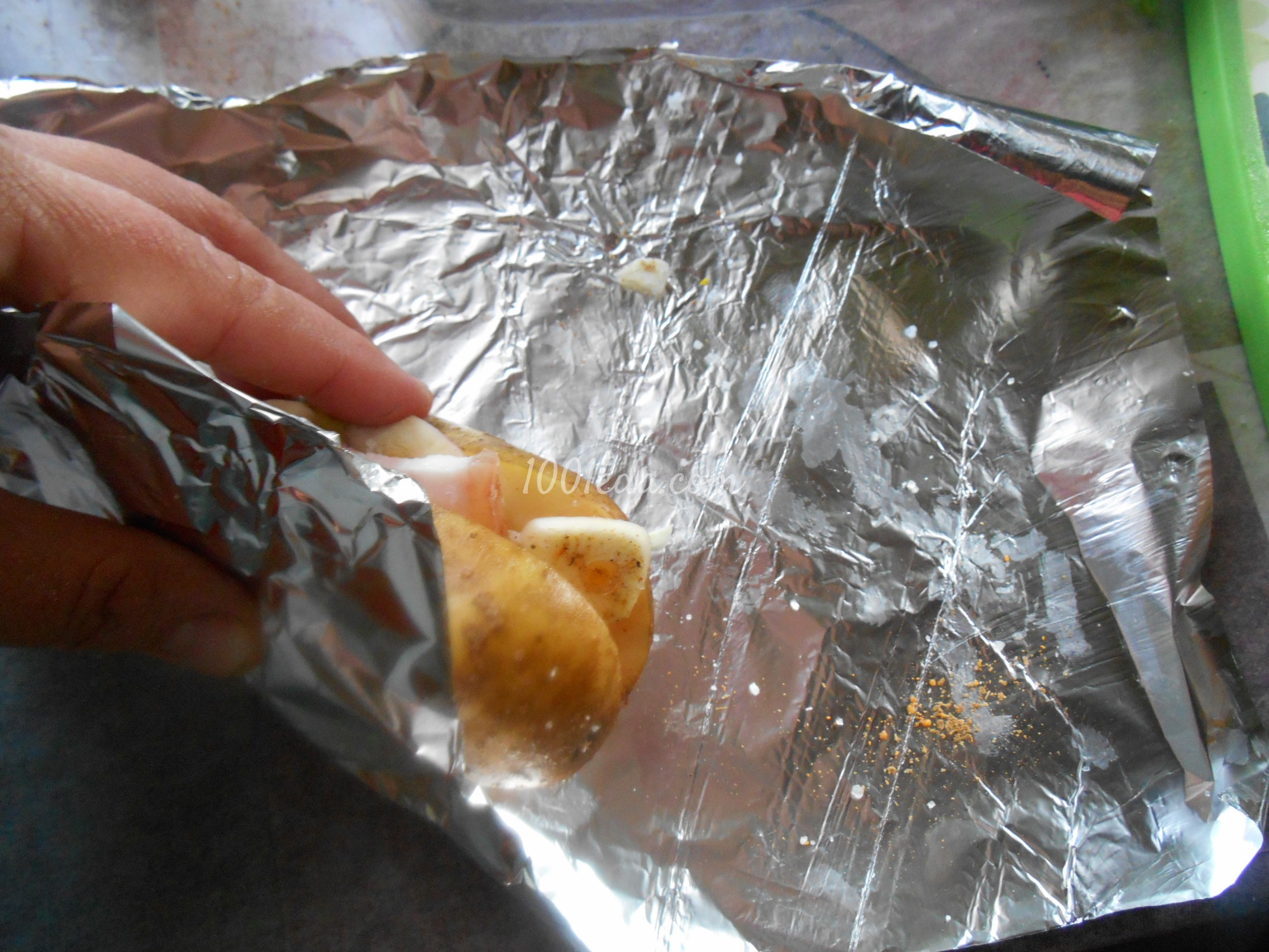 Картофель запечённый в фольге на углях: рецепт с пошаговым фото - Шаг №8
