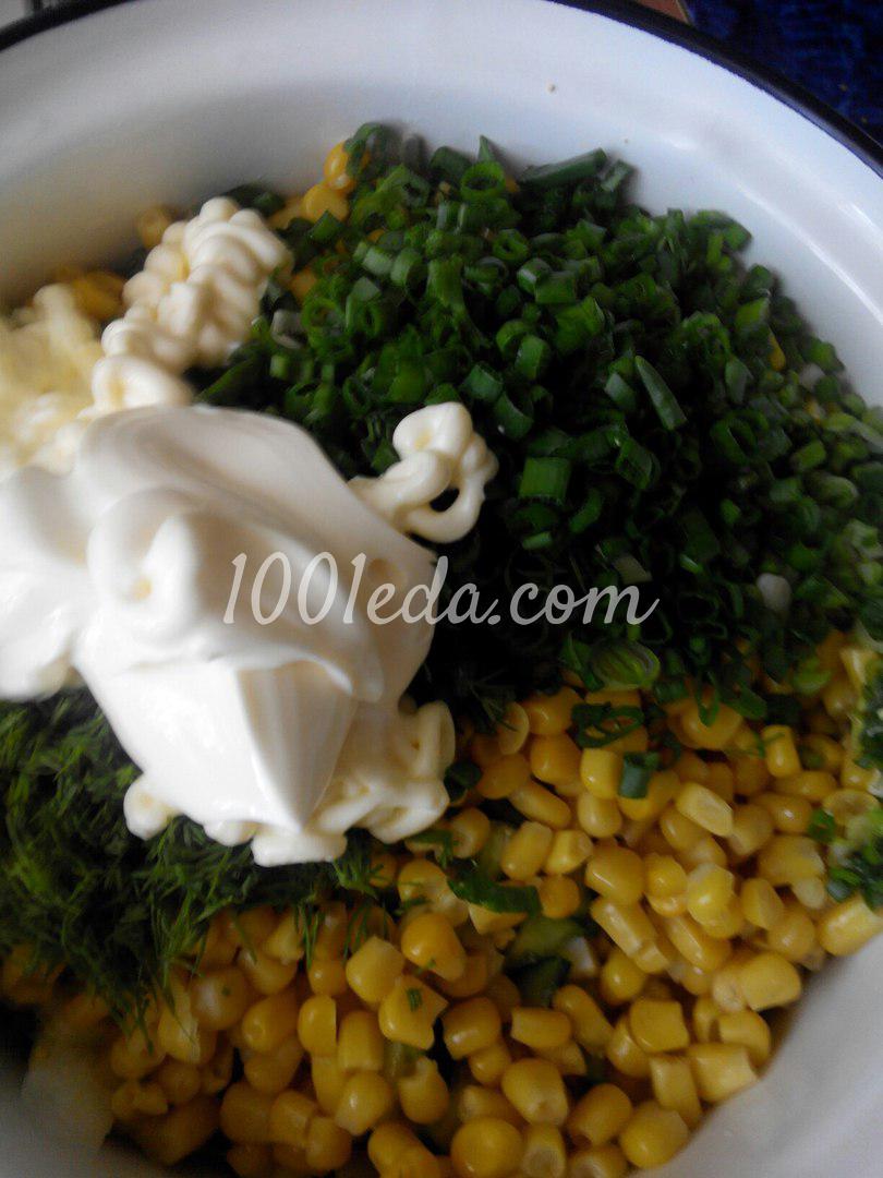 Крабовый салат в луковой праздничной корзинке: рецепт с пошаговым фото - Шаг №4